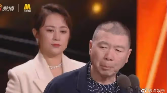 65歲馮小剛白癜風痊癒？自稱沒用任何藥，但頭皮離奇禿了一大片