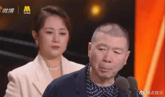65歲馮小剛白癜風痊癒？自稱沒用任何藥，但頭皮離奇禿了一大片