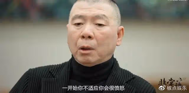 65歲馮小剛白癜風痊癒?自稱沒用任何藥,但頭皮離奇禿了一大片