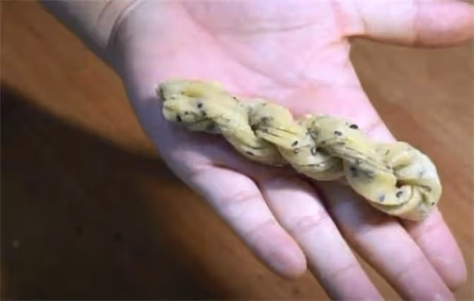香酥小麻花學會這樣做,個個酥脆鮮香,手法簡單,一看就會