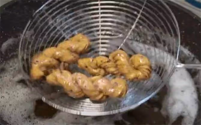 香酥小麻花學會這樣做,個個酥脆鮮香,手法簡單,一看就會