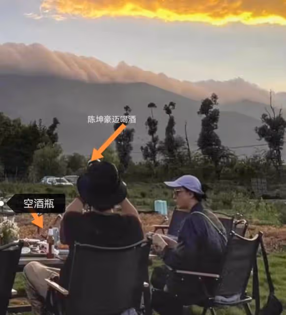 周迅陳坤在一起又添新線索,派對上男方喝酒對瓶吹,女方眼神溫柔