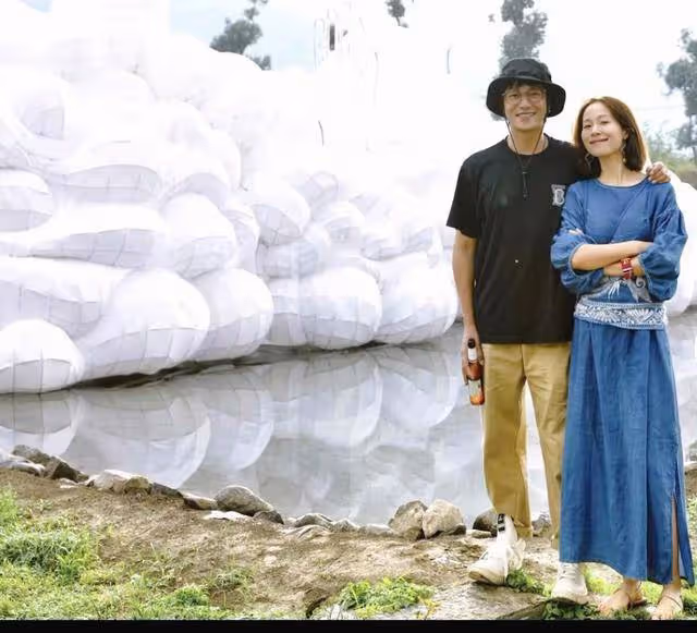 周迅陳坤在一起又添新線索，派對上男方喝酒對瓶吹，女方眼神溫柔