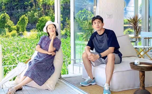 周迅陳坤在一起又添新線索，派對上男方喝酒對瓶吹，女方眼神溫柔