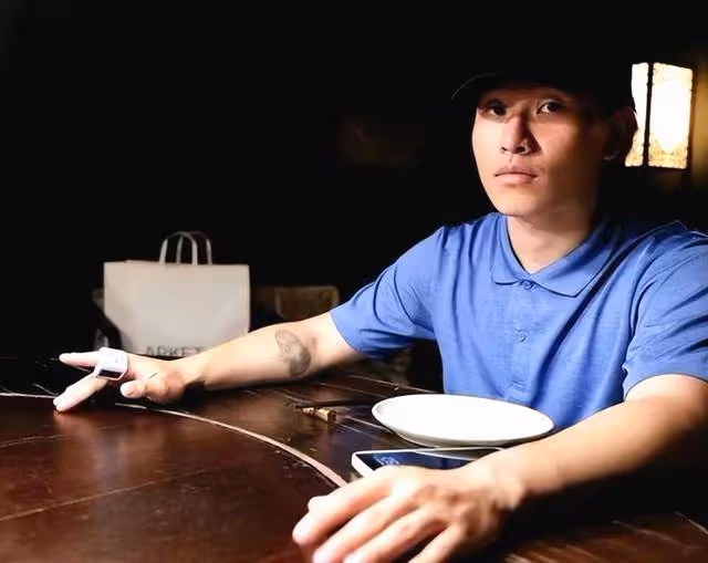 周迅陳坤在一起又添新線索，派對上男方喝酒對瓶吹，女方眼神溫柔
