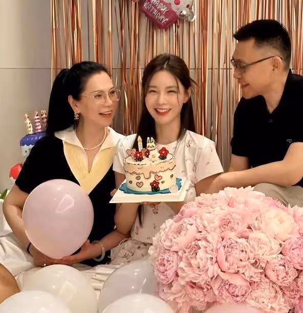 沈夢辰34歲生日會現場,汪涵楊迪梁田現身捧場,未見丈夫杜海濤