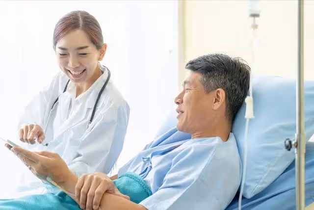 當你老了,躺在病床上就會明白:這世上最親的,只有這三個人!