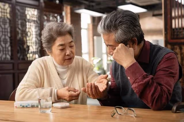 當你老了,躺在病床上就會明白:這世上最親的,只有這三個人!