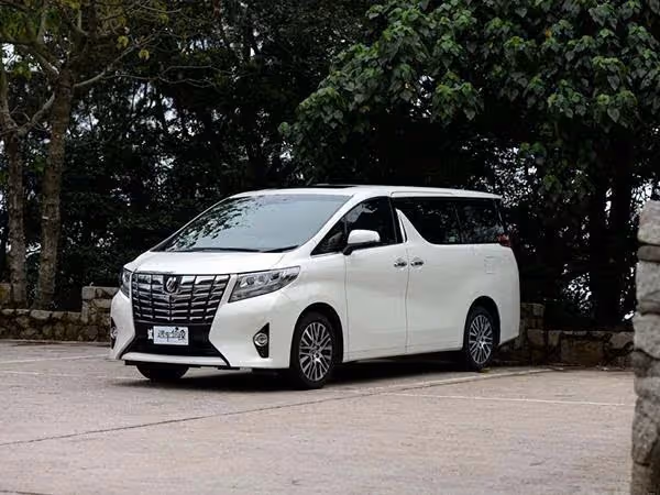 同事借我的車回家奔喪,還車時「又髒又沒油」我氣得半死! 坐到車裡「打開抽屜」愣了:該檢討的是我...😥