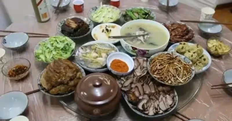 母親節當天，兒子請我和親家母吃飯，看到那一桌菜時，我明白了
