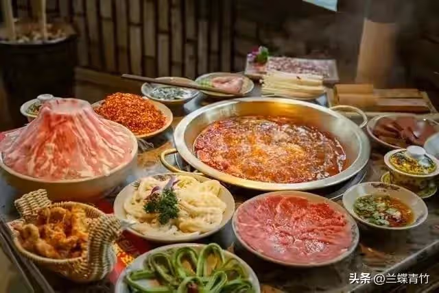 母親節當天,兒子請我和親家母吃飯,看到那一桌菜時,我明白了