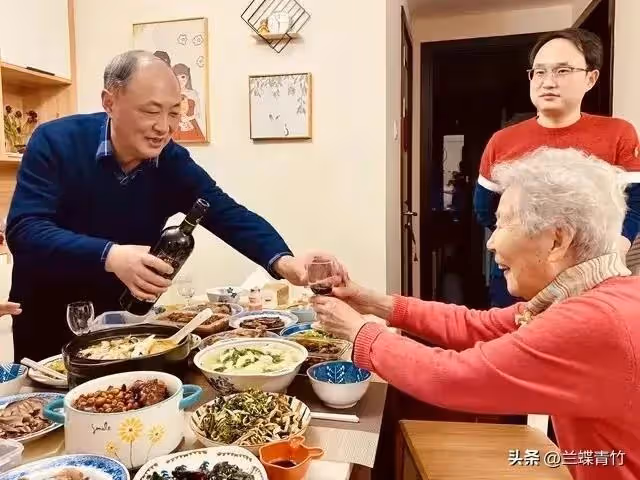 母親節當天,兒子請我和親家母吃飯,看到那一桌菜時,我明白了