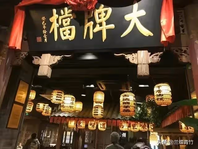 母親節當天,兒子請我和親家母吃飯,看到那一桌菜時,我明白了
