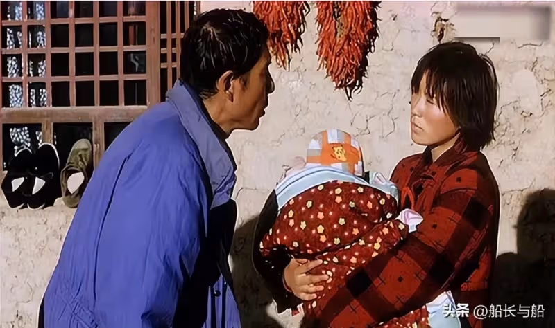 1年多沒回娘家!遠嫁女兒「郵寄回一件衣服」老父捨不得穿 3個月後「打開一看」立刻報了警