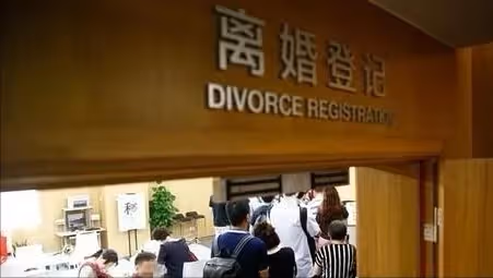「結婚4年未育」忍痛離婚!簽字時工作人員「不停踢丈夫的腳」 丈夫回過頭決定:不離了