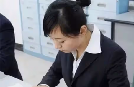 「結婚4年未育」忍痛離婚!簽字時工作人員「不停踢丈夫的腳」 丈夫回過頭決定:不離了