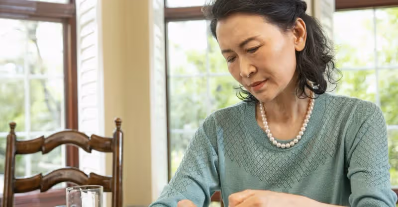 60歲阿姨「老牛吃嫩草」，半年後懊悔不已：他越瀟灑，我越煎熬