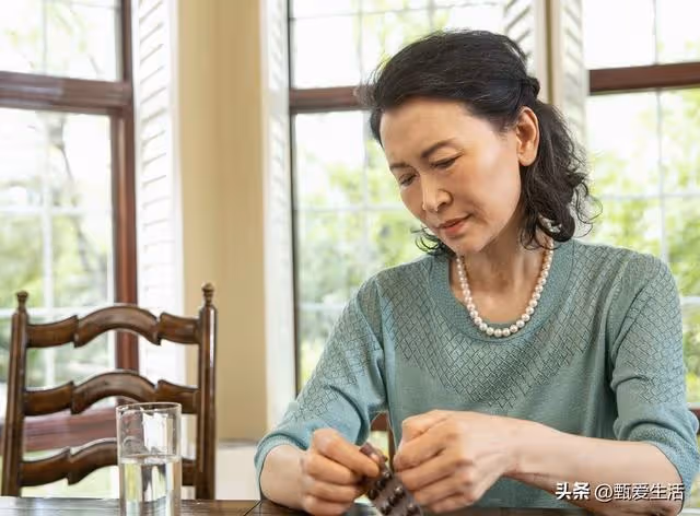 60歲阿姨「老牛吃嫩草」,半年後懊悔不已:他越瀟灑,我越煎熬