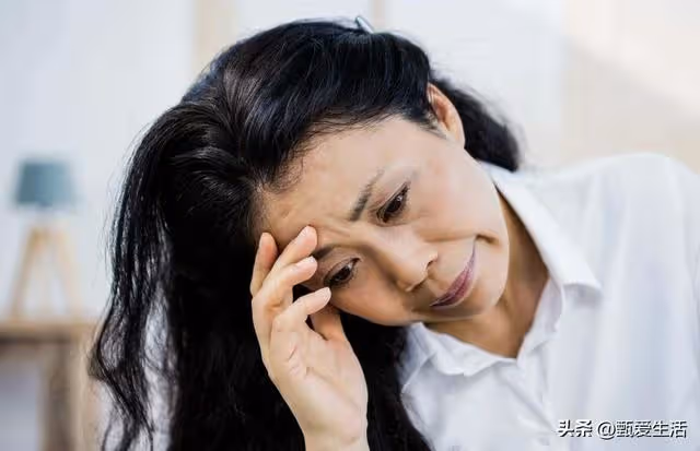60歲阿姨「老牛吃嫩草」，半年後懊悔不已：他越瀟灑，我越煎熬
