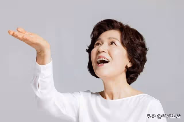 60歲阿姨「老牛吃嫩草」，半年後懊悔不已：他越瀟灑，我越煎熬