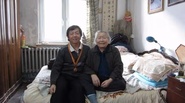 岳母來家裡養老六年,讓我們簽字放棄遺產,3年後妻子收到一張卡