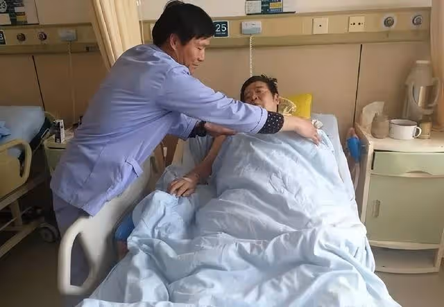 退休金一月一萬,每周只敢吃一頓肉,妻子抱怨:找親家要有退休金