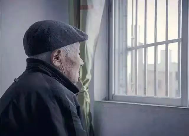 退休金一月一萬,每周只敢吃一頓肉,妻子抱怨:找親家要有退休金