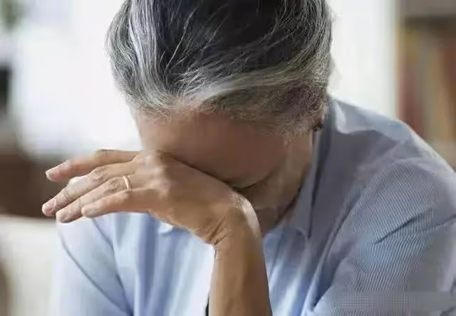 大媽揣80萬去兒子家住一周，7天吃鹹菜，孫子：等你走了吃煎牛排