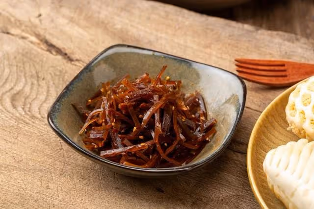 大媽揣80萬去兒子家住一周，7天吃鹹菜，孫子：等你走了吃煎牛排