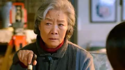 85歲婆婆住我家10年，沒掏一分錢，她剛仙逝，我收到銀行簡訊通知