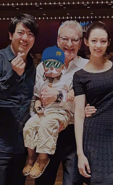 郎朗曬全家福慶40歲生日，與德國岳父罕見同框，2歲兒子長得好高