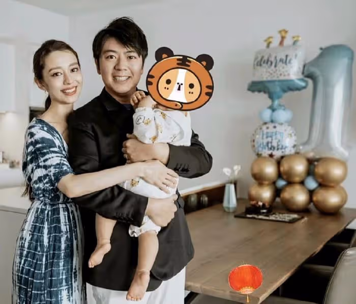 郎朗曬全家福慶40歲生日，與德國岳父罕見同框，2歲兒子長得好高