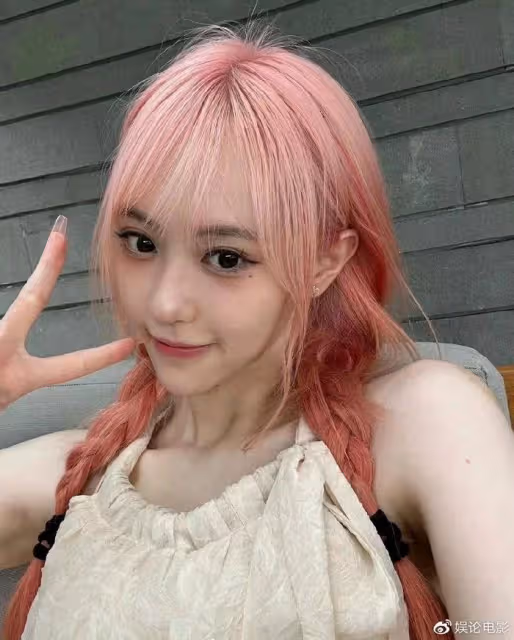 24歲宋威龍超車,疑和影視公司老總女兒戀愛,兩部戲是該公司出品