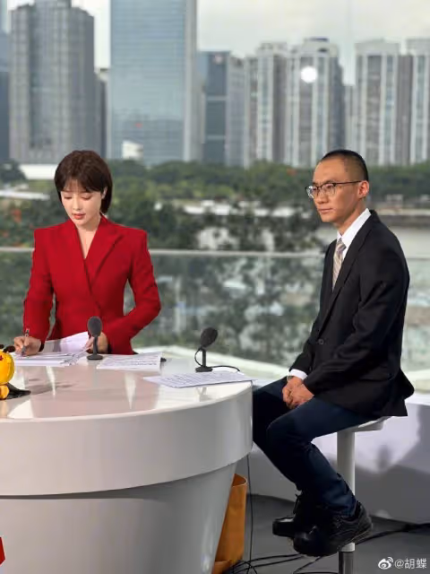 央視總台19位主持人大合照，倪萍朱迅站C位，王冰冰比胡蝶番位高