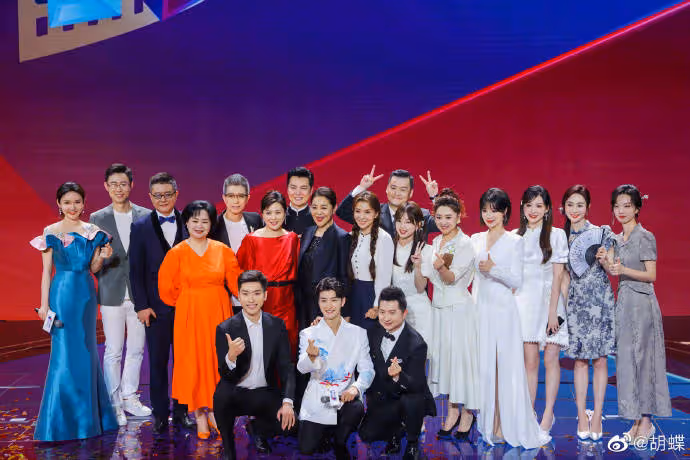 央視總台19位主持人大合照，倪萍朱迅站C位，王冰冰比胡蝶番位高