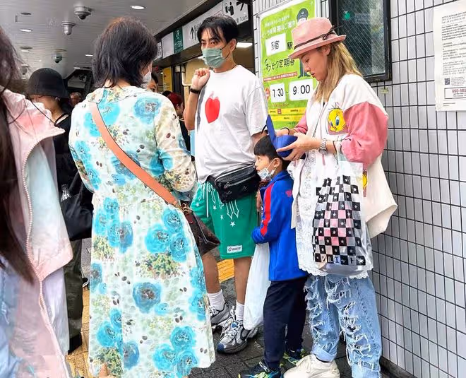 陳龍一家三口現身日本,打扮潮流很日系,提大包小包等地鐵接地氣