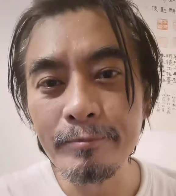 陳龍一家三口現身日本,打扮潮流很日系,提大包小包等地鐵接地氣