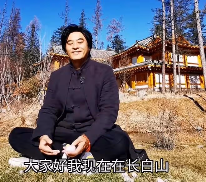 陳龍一家三口現身日本,打扮潮流很日系,提大包小包等地鐵接地氣
