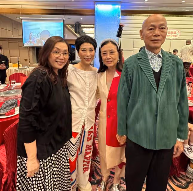 汪明荃夫婦參加徒孫婚宴,被跪地敬茶受尊重,抱曾孫笑稱四代同堂