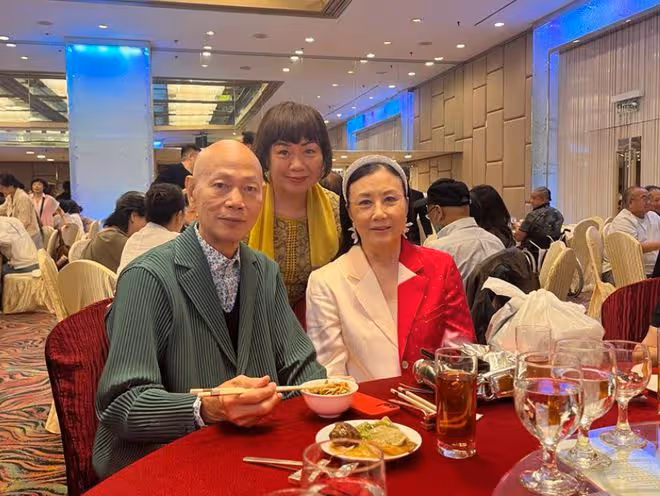 汪明荃夫婦參加徒孫婚宴,被跪地敬茶受尊重,抱曾孫笑稱四代同堂