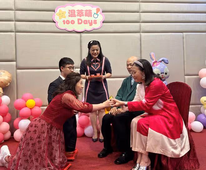 汪明荃夫婦參加徒孫婚宴,被跪地敬茶受尊重,抱曾孫笑稱四代同堂