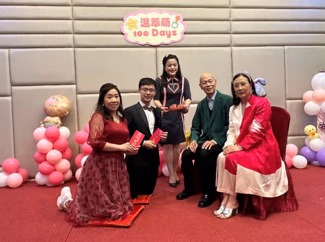 汪明荃夫婦參加徒孫婚宴,被跪地敬茶受尊重,抱曾孫笑稱四代同堂