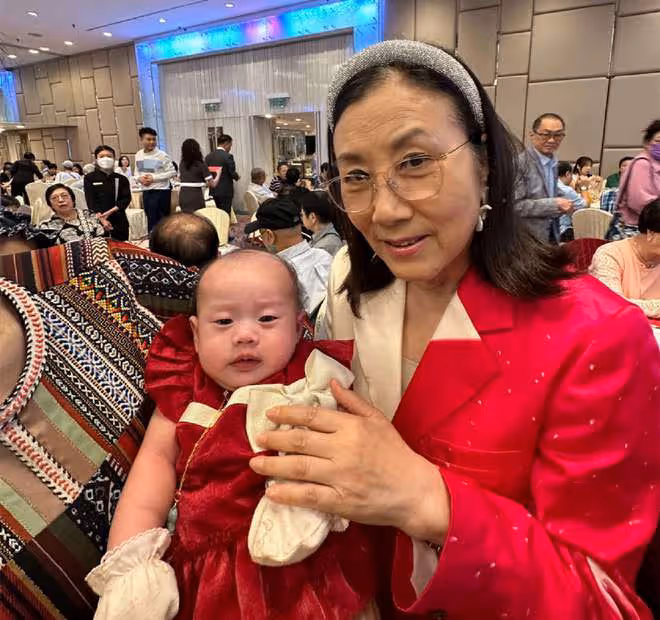 汪明荃夫婦參加徒孫婚宴,被跪地敬茶受尊重,抱曾孫笑稱四代同堂