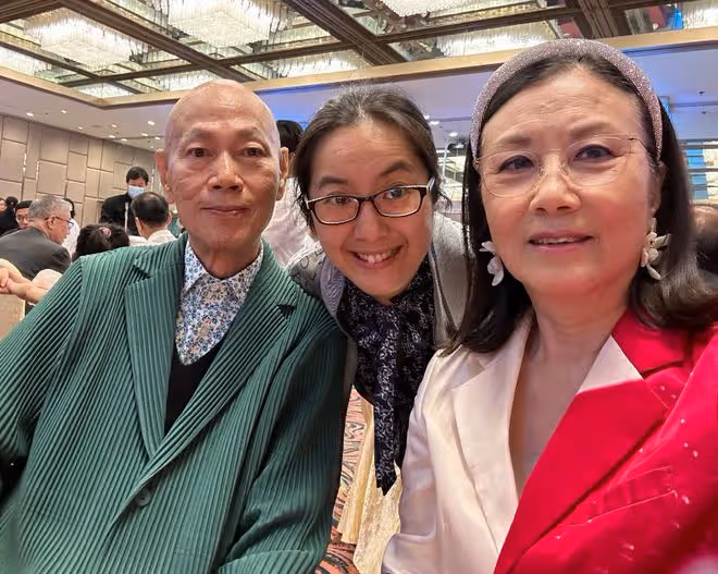 汪明荃夫婦參加徒孫婚宴,被跪地敬茶受尊重,抱曾孫笑稱四代同堂