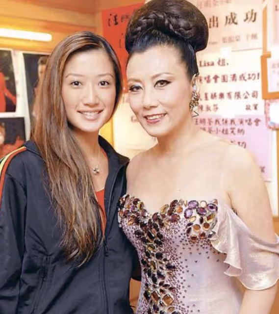 汪明荃夫婦參加徒孫婚宴,被跪地敬茶受尊重,抱曾孫笑稱四代同堂