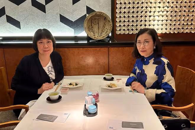 汪明荃夫婦參加徒孫婚宴,被跪地敬茶受尊重,抱曾孫笑稱四代同堂