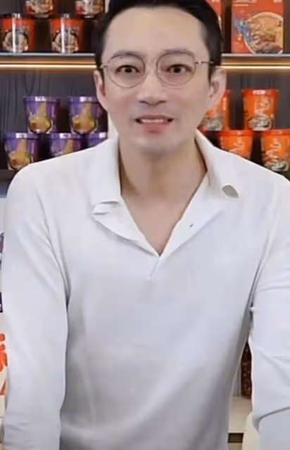 汪小菲暴瘦引擔憂!眼睛紅腫歐式大雙矚目,剛摔骨折又被疑得甲亢