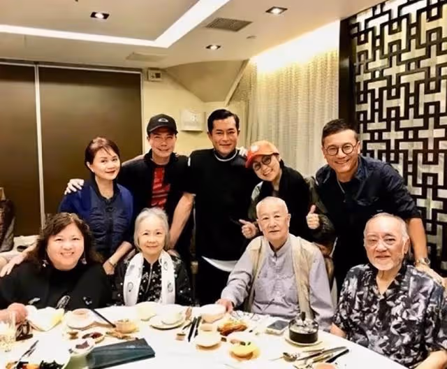 突傳死訊!香港知名老戲骨離世,遭親生女兒拒認,晚年長住養老院