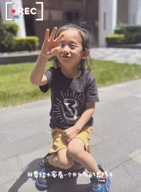 熱議!港知名女星兒子留長發被質疑當女兒養,霸氣回應:這很正常