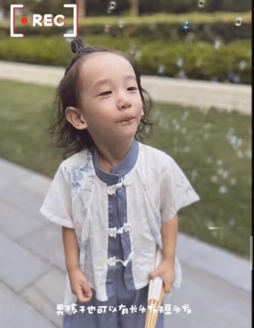 熱議!港知名女星兒子留長發被質疑當女兒養,霸氣回應:這很正常
